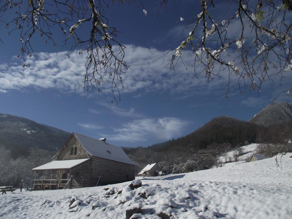 Les Chalets De La Foret D'Issaux Osse-en-Aspe Buitenkant foto